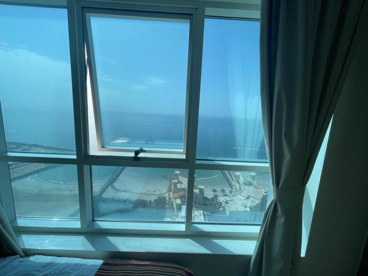 غرفة بهوستل منفصلة باطلاله رائعه علي البحر بكورنيش مطبخ وحمام خارجي واخري بحمام خاص Ajman