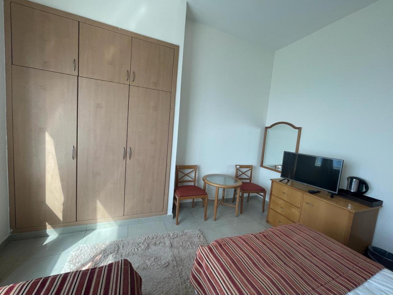 غرفة بهوستل منفصلة باطلاله رائعه علي البحر بكورنيش مطبخ وحمام خارجي واخري بحمام خاص Homestay *