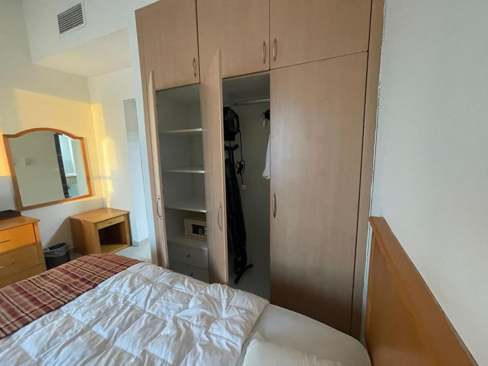 Homestay غرفة بهوستل منفصلة باطلاله رائعه علي البحر بكورنيش مطبخ وحمام خارجي واخري بحمام خاص *